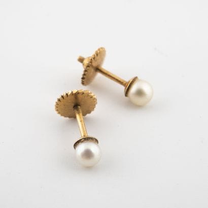 Paire de clous d'oreilles en or jaune (750)...