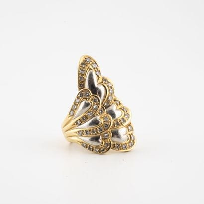 Importante bague en or jaune (750) et platine...