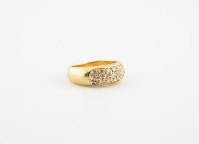 Bague jonc en or jaune (750) ornée de diamants...