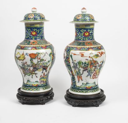 CHINE, vers 1900
Pair of vases, with two...