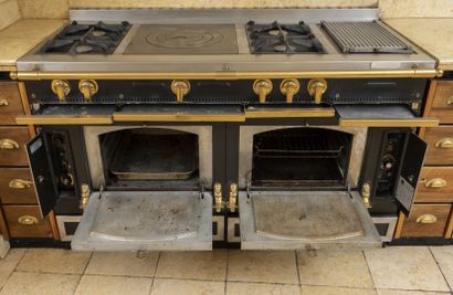 LA CORNUE, France, 1999
- Piano de cuisine,...
