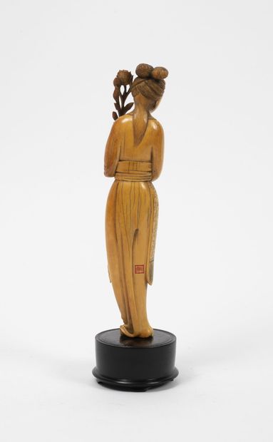 Japon, vers 1930
Courtesan with a rose. 

Ivory...