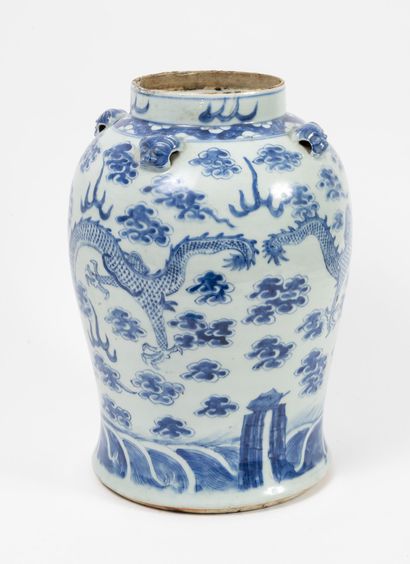 CHINE, XIXÈME SIÈCLE
White porcelain vase...