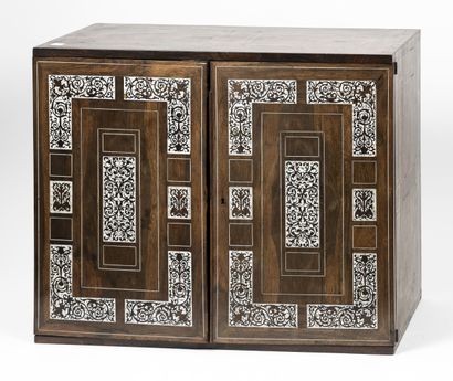 Petit cabinet en placage de palissandre,...