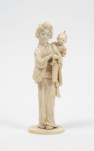JAPON, vers 1900-1920
Geisha with flowers,...