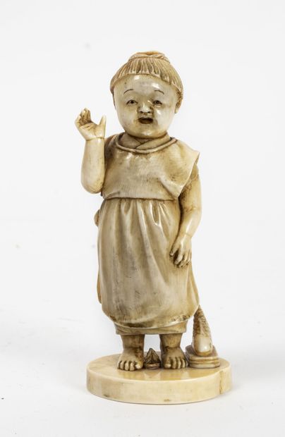 Japon, vers 1920-1930
Child raising his arm,...