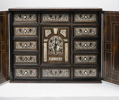 Petit cabinet en placage de palissandre,...