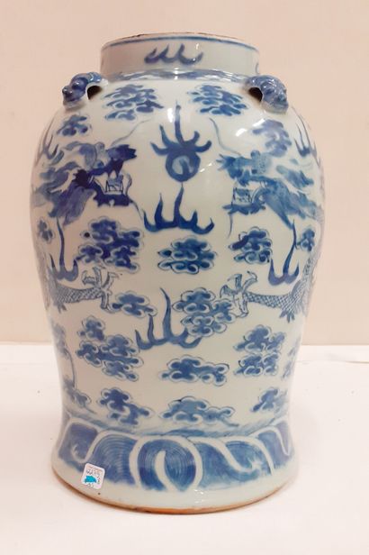 CHINE, XIXÈME SIÈCLE
White porcelain vase...