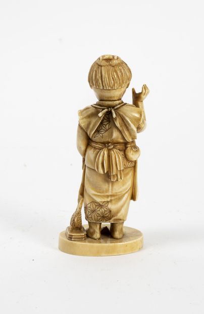 Japon, vers 1920-1930
Child raising his arm,...