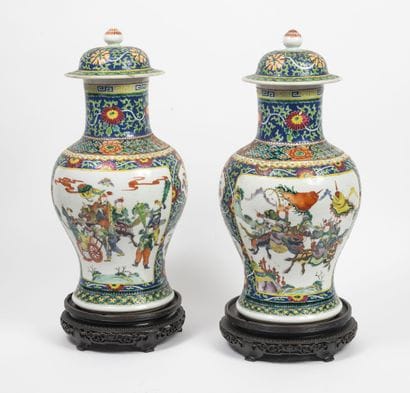 CHINE, vers 1900
Pair of vases, with two...