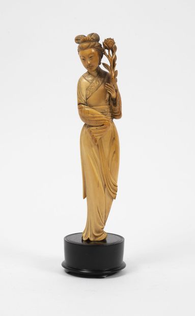 Japon, vers 1930
Courtesan with a rose. 

Ivory...