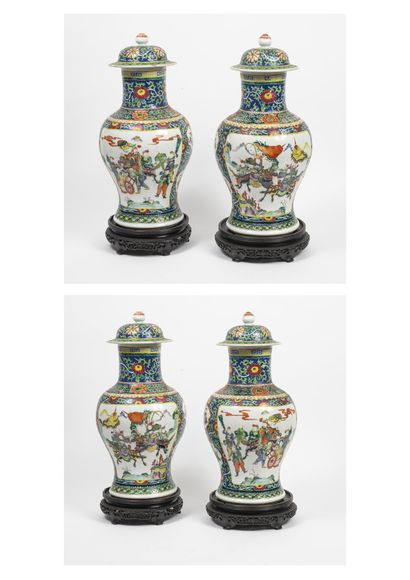 CHINE, vers 1900
Pair of vases, with two...