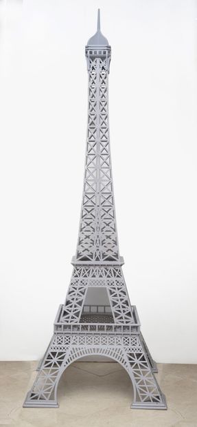 Tour Eiffel en acajou, peint.

XXème siècle.

H....