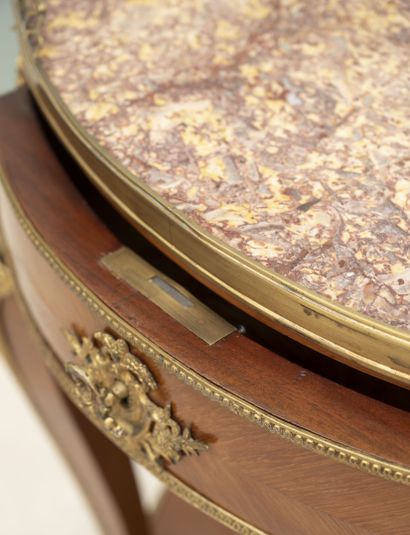 FRANCE, début du XXème siècle
Petite table...