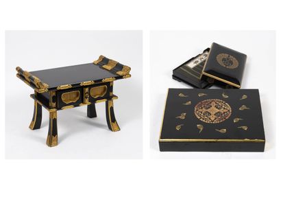 JAPON, XXème siècle
Black lacquered wood...