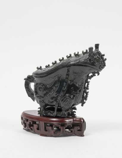 CHINE, XXème siècle
Guang covered wine vase...