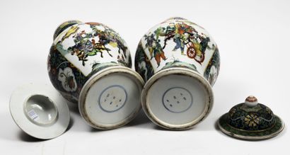 CHINE, vers 1900
Pair of vases, with two...