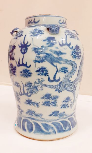 CHINE, XIXÈME SIÈCLE
White porcelain vase...