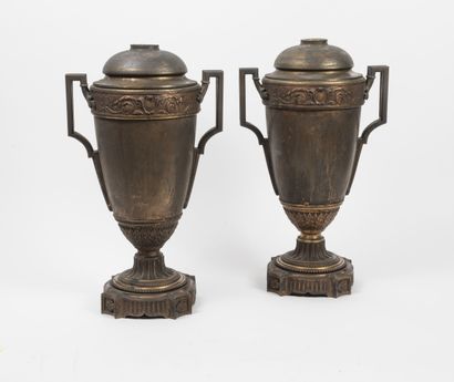 France, vers 1900
Pair of decorative vases...