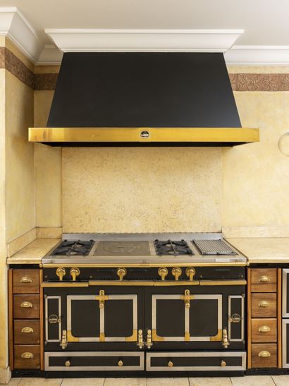 LA CORNUE, France, 1999
- Piano de cuisine,...