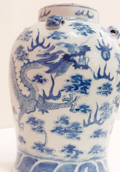 CHINE, XIXÈME SIÈCLE
White porcelain vase...