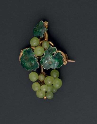Petite broche en or jaune émaillé vert figurant...