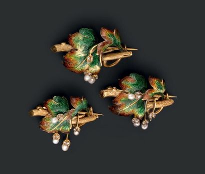 Ensemble de trois broches en or jaune ciselé...