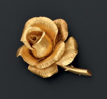 Broche en or jaune martelé figurant une rose...