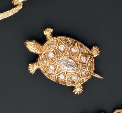 Broche en or jaune figurant une tortue, la...
