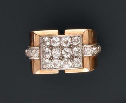 Bague chevalière en or jaune et or gris à...