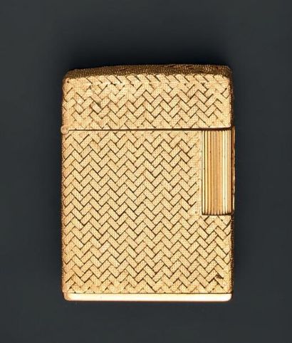 S. T. DUPONT
Briquet en or jaune à décor...
