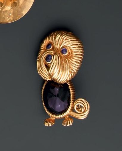 Broche en or jaune stylisant un petit chien,...
