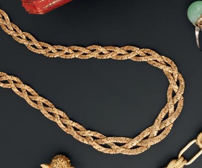 Collier en or amati composé d'une chute tressée...