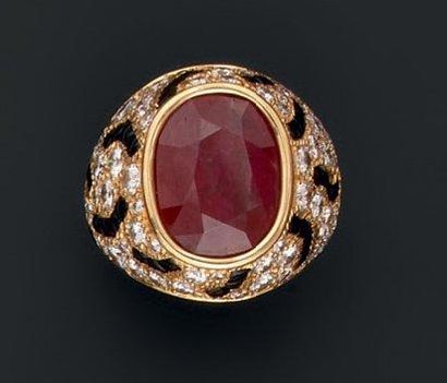 Belle bague jonc en or jaune ornée d'un rubis...
