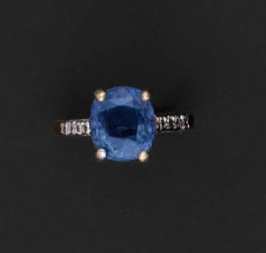 Bague en or jaune ornée d'un saphir ovale...