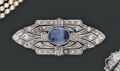 Broche de forme ovale en platine ajouré ornée...