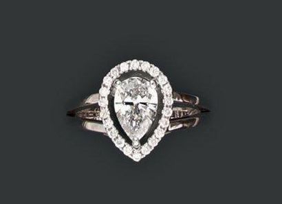 Bague en or gris sertie d'un diamant de forme...