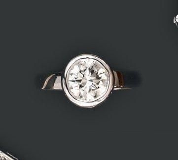 Bague en or gris sertie d'un diamant solitaire...