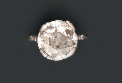 Bague en or gris sertie d'un diamant solitaire...