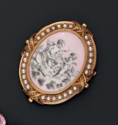 Broche en or jaune ornée en son centre d'une...