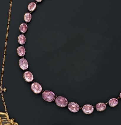 Collier ras du cou en or jaune orné de pierres...