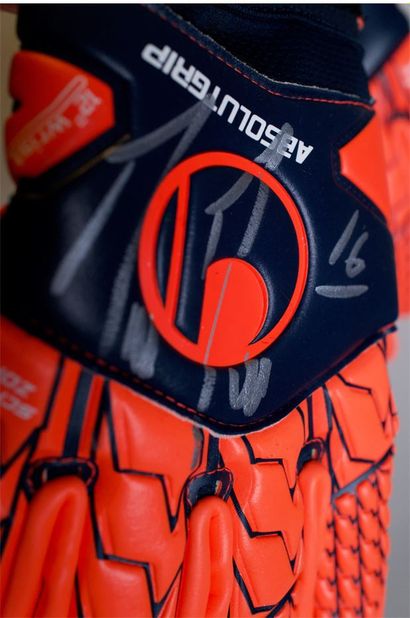 Mike Maignan
A pair of goalkeeper gloves...