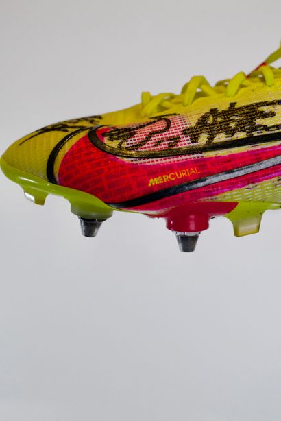 Presnel KIMPEMBE
A pair of soccer cleats...