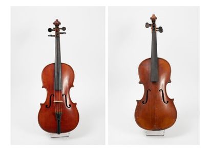 Deux violons d'étude en bois vernis brun-orangé....