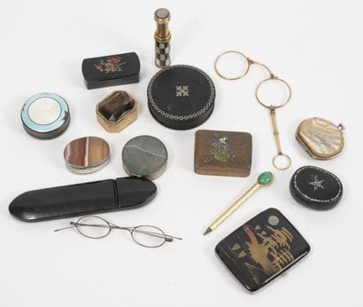 Lot d'objets de vitrine comprenant petites...