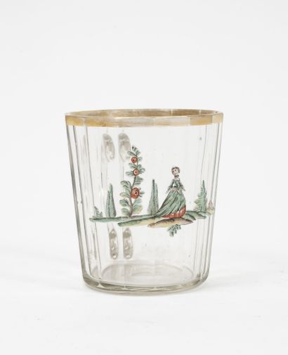 Verre à anse en verre à décor peint d'une...