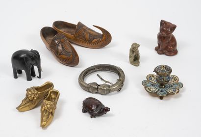 Lot d'objets de vitrine comprenant : 

-...