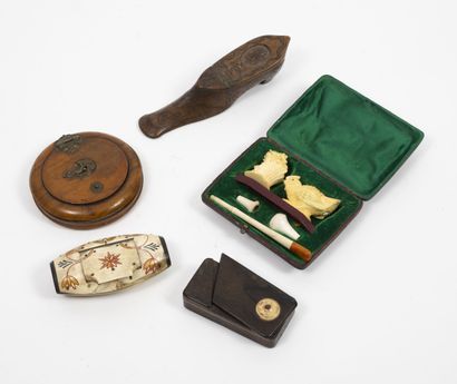 Lot d'objets de vitrine comprenant : 
- Petite...