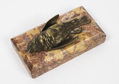 Presse-papier figurant un oiseau mort. 

Epreuve...
