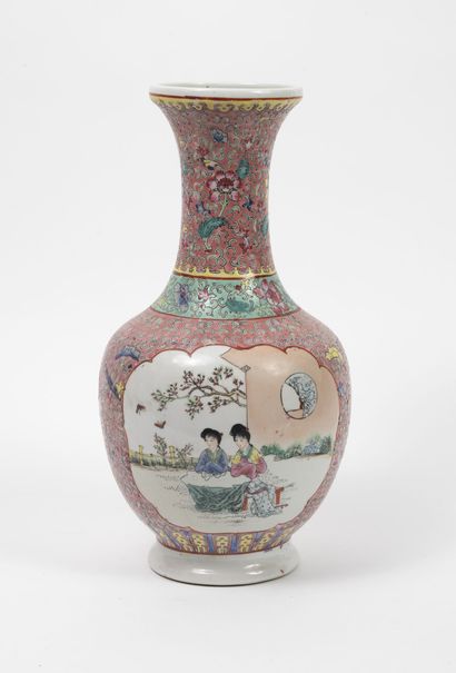 CHINE XXème siècle.
Ceramic vase with animated...
